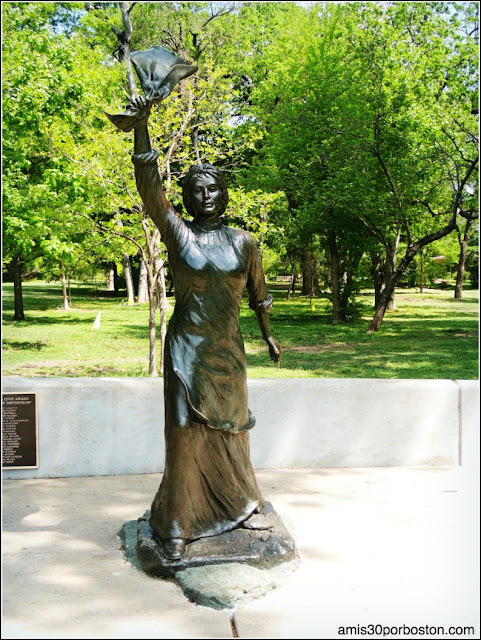 Esculturas del Fort Worth Botanic Garden: Spirit of Woman