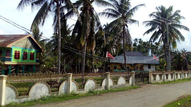 Kabel PLN Kendor pas pada pintu gerbang Meunasah / Musala Gampong (Desa) Cot Baroh