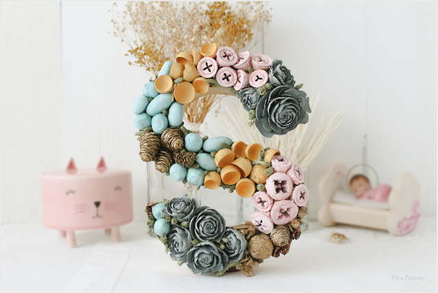 como-decorar-letra-3D-diy-con-frutos-otoño-pintados-spray