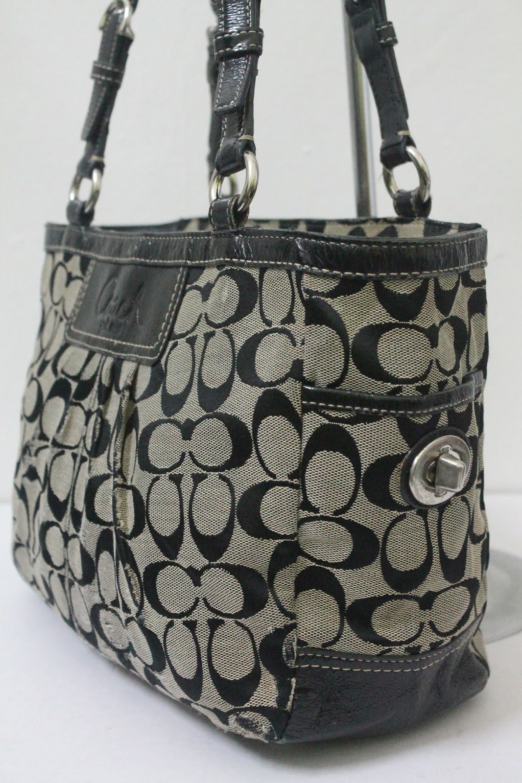 BUNDLEBARANGBAEK: Authentic COACH Signature Pleated Black Handbag.