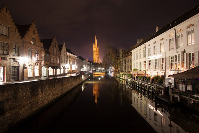 Canali di Bruges di notte-Markt