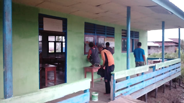 Kekompakan Warga Bantu Satgas TMMD 103 Cat Madrasah Dusun Duri V 2 WhatsApp%2BImage%2B2018 11 09%2Bat%2B14.05.42