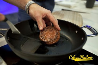 Sanggup Makan Daging Burger Yang Dihasilkan di Makmal?