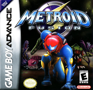 Portada del cartucho de Metroid Fusion para Game Boy Advance (2002). Ahora Samus lleva un traje azul. Tras ella hay varios monstruos