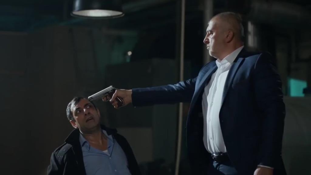 Czarna perła odcinek 31: Ebru kasuje nagrania z monitoringu! Aziz chce zabić Halila! [Streszczenie + Zdjęcia]