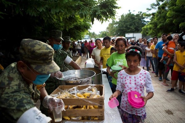 Damnificados del sismo reciben despensas “agusanadas” en Oaxaca Damnificados del sismo reciben despensas “agusanadas” en Oaxaca