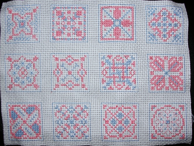 вышивка квадрат. вышивка крестиком квадрат. монохромная вышивка крестом подушки. вышитые квадраты. квакер болл хардангер схемы вышивки.