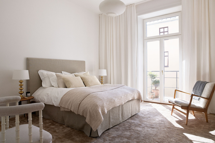 White and serene bedroom-photographer Magnus Mårding