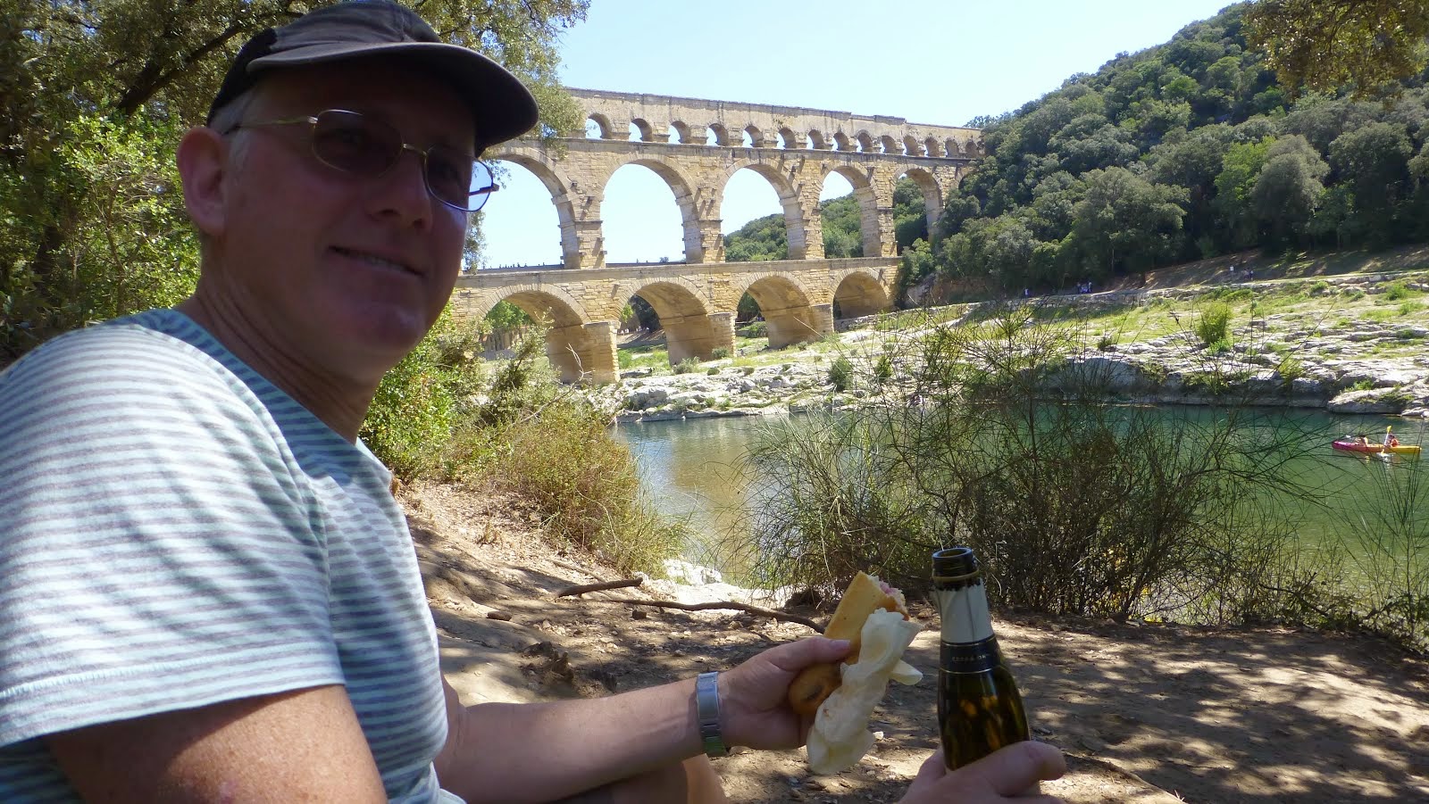 Lunch under Pont du Gard