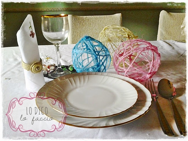 table setting con sfere di spago colorato