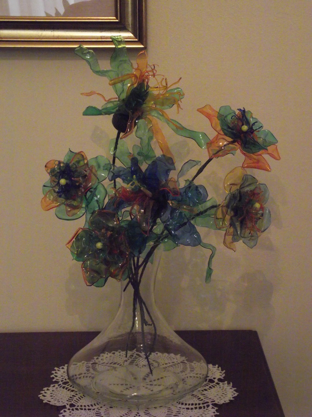 fiori di plastica con bottiglie