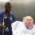 O seu trabalho é levar os pacientes para o quarto… Mas o que as câmaras filmaram… Está a dar a volta ao Mundo!