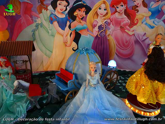 Mesa de festa de aniversário ornamentada com tema das Princesas Mesa de festa de aniversário ornamentada com tema das Princesas(Disney)
