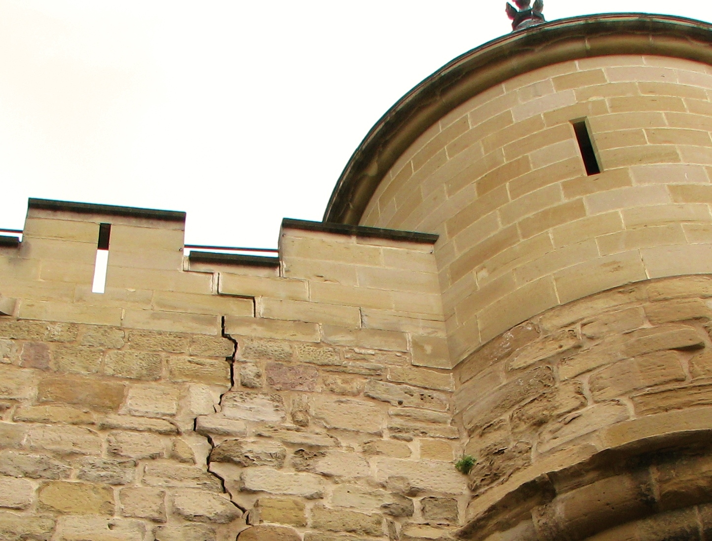 El Olitense bi UNA BRECHA CRECIENTE EN LA MURALLA DEL CASTILLO