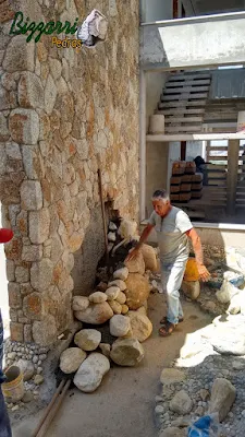 Dia 17 de setembro de 2016 na parte da manhã, Bizzarri trabalha na execução da cascata do lago de carpas com pedra do rio em jardim de inverno na sala de estar em residência em condomínio em Atibaia-SP, as paredes foram revestidas de pedra moledo.