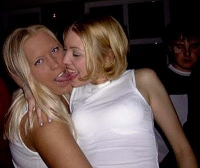 Girl kising girls Girl kising girls