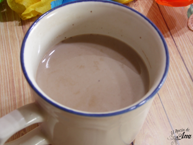 Chocolate caliente y gorditas de nata (crema de leche)