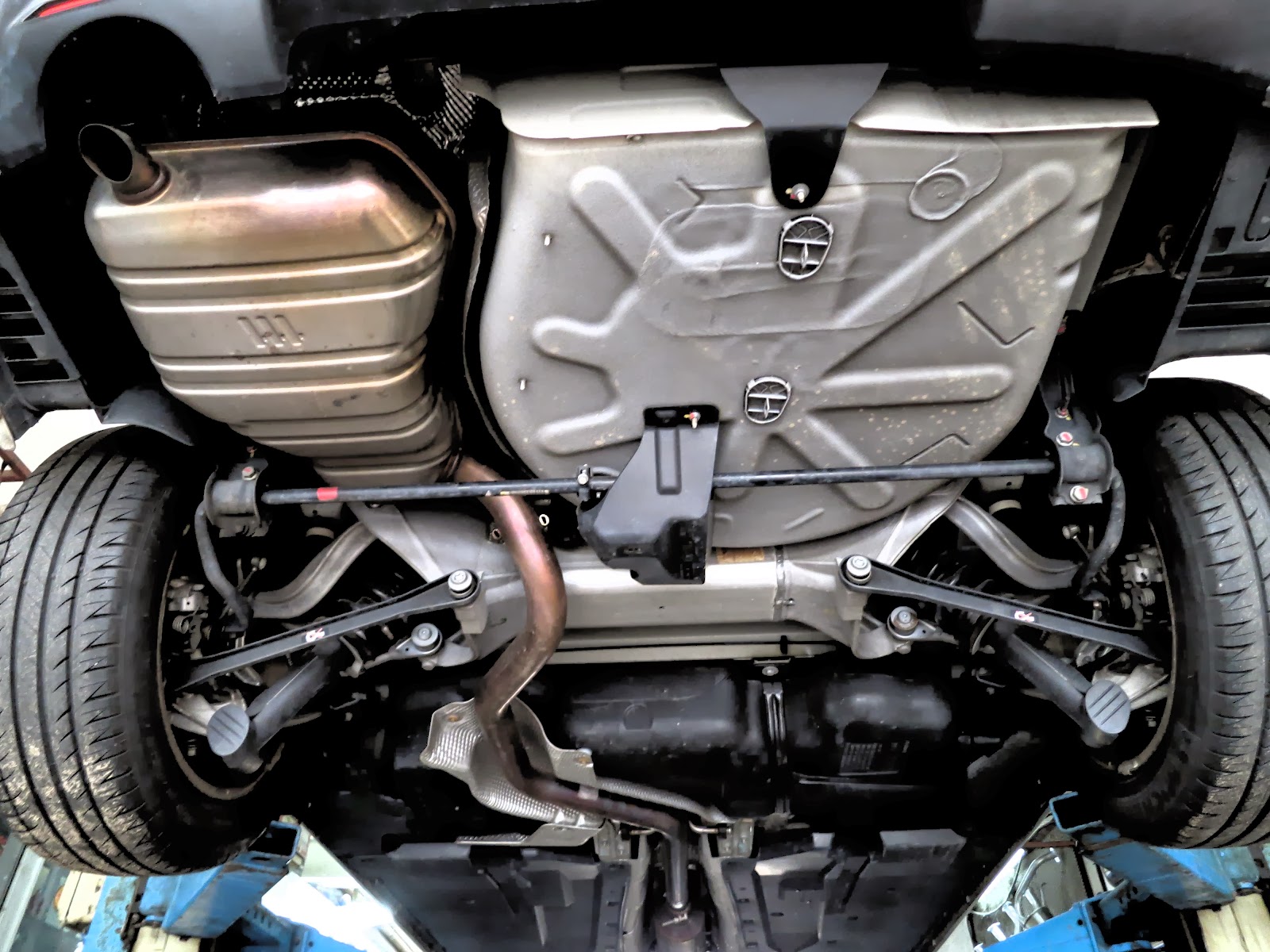 MY PEUGEOT 407: Underneath a Peugeot 407