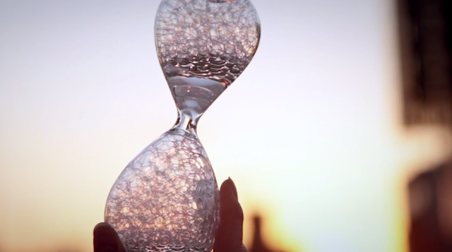 時間を忘れられる。泡がのぼる美しい泡時計「awaglass」【i】
