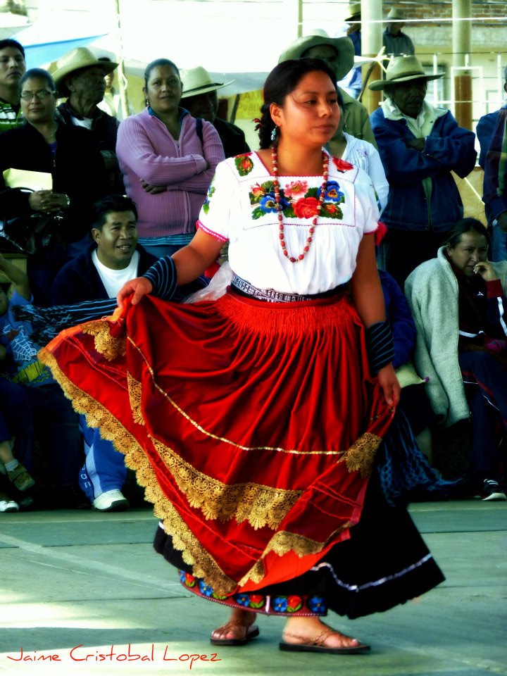Jaime Ramos Méndez: Mujer purépecha danzando en Tarecuato, Michoacán