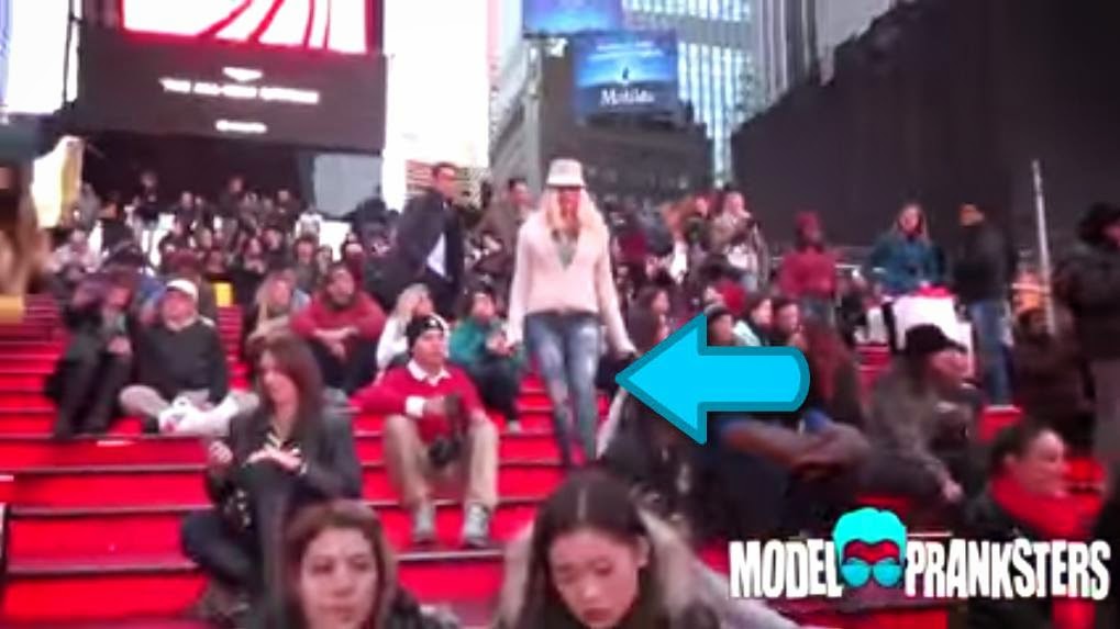 Girl Walks Around New York Without Wearing Pants Did Anyone Notice Philippinews