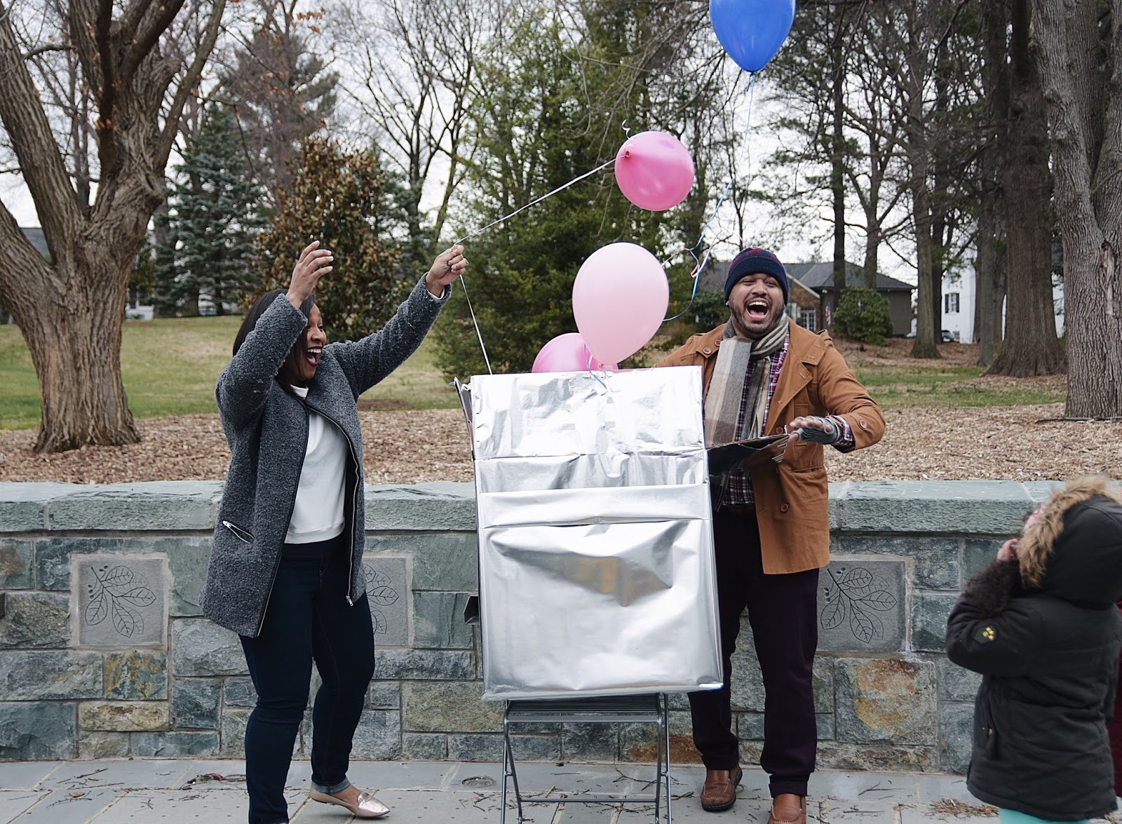 Baby gender reveal ideas, it's a girl, baloons gender reveal, mom bloggers