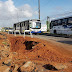 Pelo segundo dia consecutivo, buraco da CAERN na av. Felizardo Moura leva caos às saídas da ZN