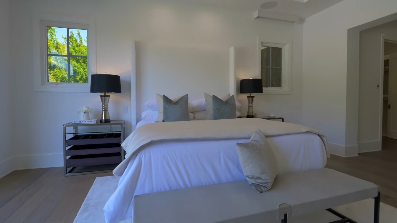 30 Photos vs. STEP INSIDE THE WEEKND CALABASAS HOUSE TOUR $24,995,000 - Luxury Home & Interior Design Tour