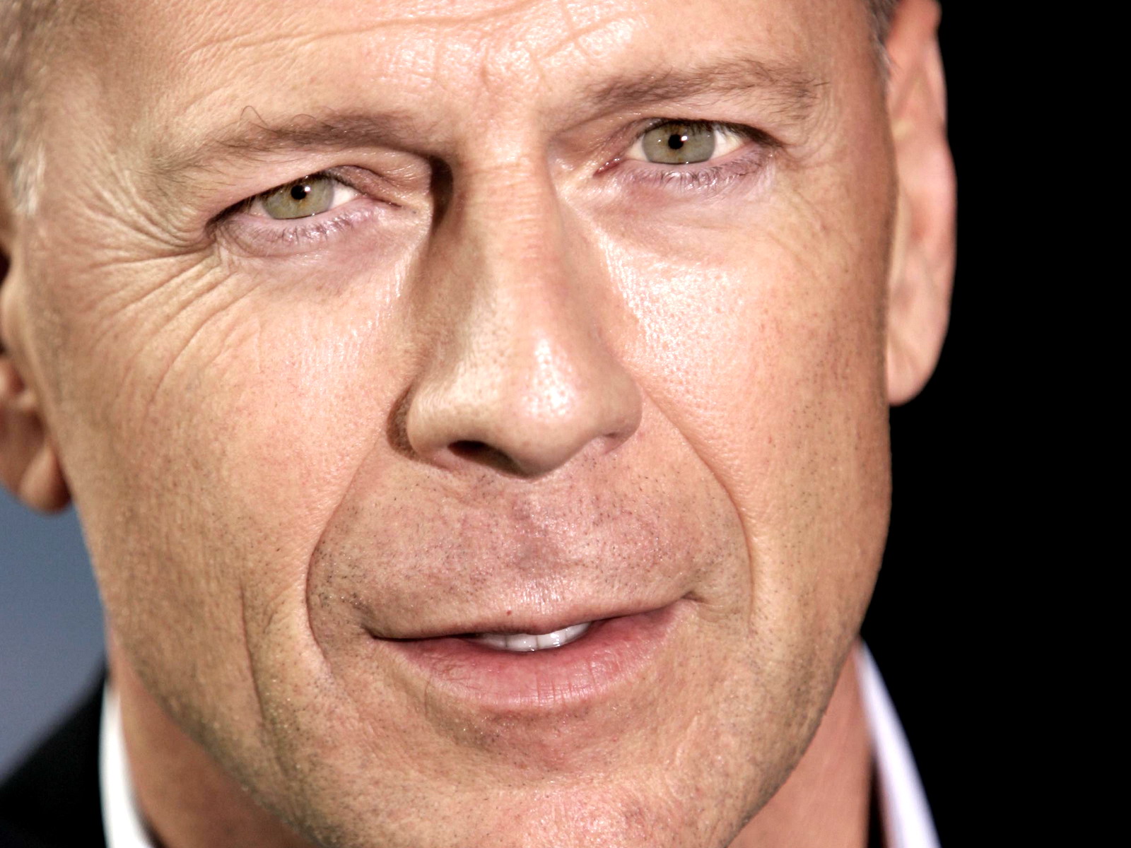 http://4.bp.blogspot.com/-ECfyuSieUgM/UAkfe1c7ZQI/AAAAAAAAH34/w0DsELrnRak/s1600/Bruce+Willis-Wallpaper-1.jpg