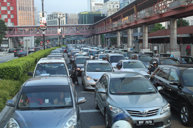 Mặc dù kẹt xe nhưng không nghe tiếng còi 