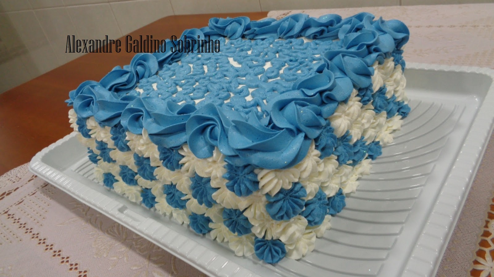 bolo retangular azul e branco