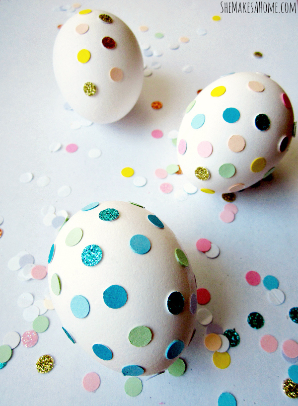 Huevos de pascua decorados con confetti