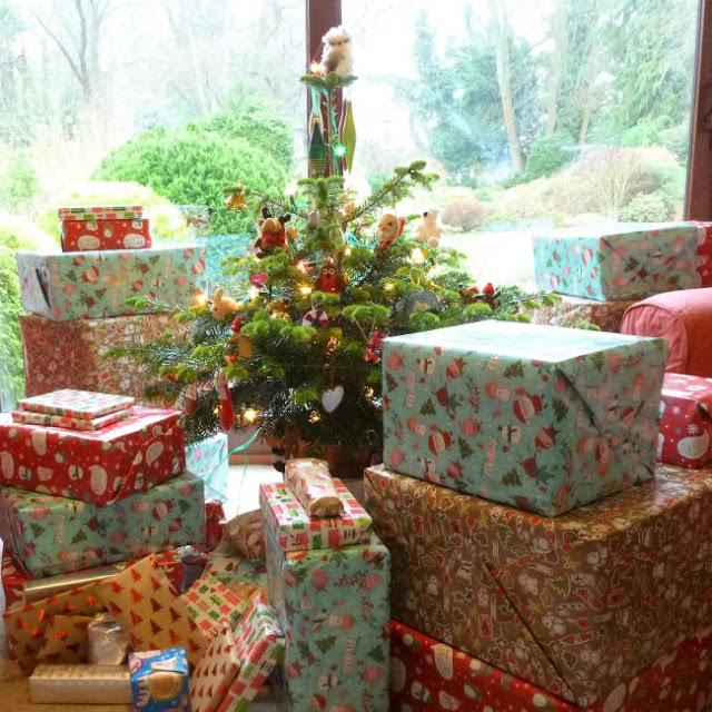 Bugs and Fishes by Lupin Gift Wrapping Idea for Christmas Wrap Your