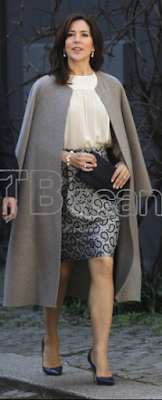 Manteau Joseph / top Prada / jupe Joseph / escarpins Gianvito Rossi / pochette Quidam