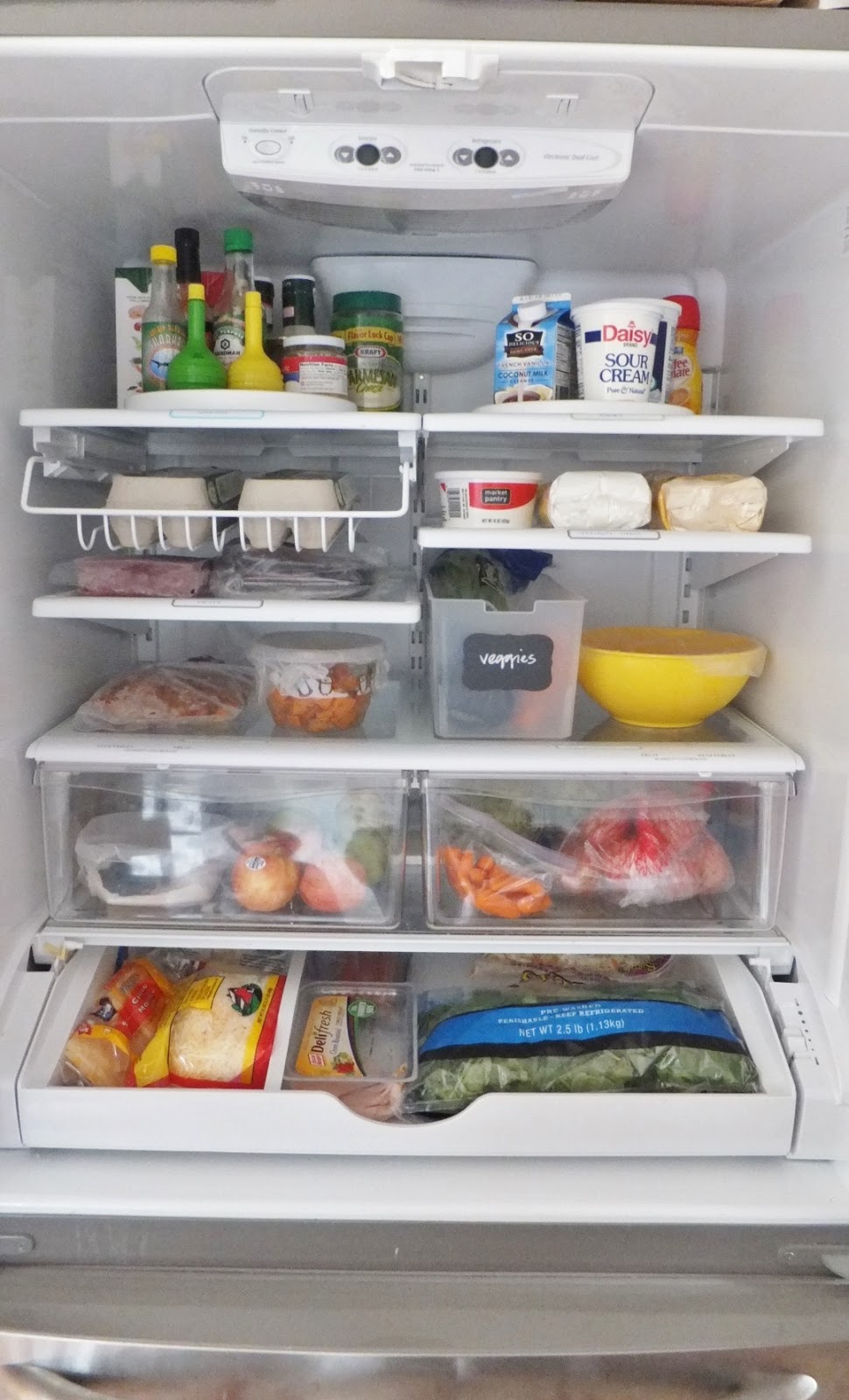 Холодное место хранения. Холодильник с продуктами. Хранение продуктов. Хранение продуктов в холодильнике. Холодильник полки для продуктов.