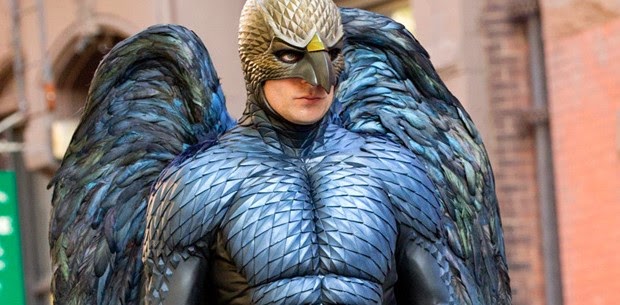 Michael Keaton é um ex-super-herói em decadência no trailer de BIRDMAN, com Emma Stone e Edward Norton