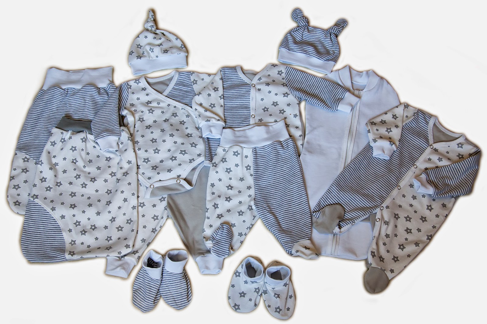 Купить костюм новорожденному. Одежда для новорожденных. Комплекты для новорожденных. Набор одежды для новорожденного. Младенец комплект одежды.