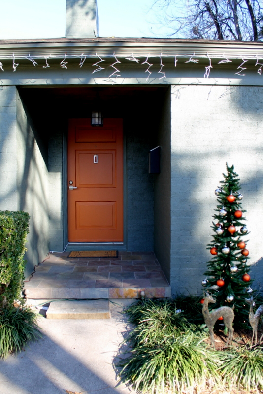 Mid2Mod Green house, orange door