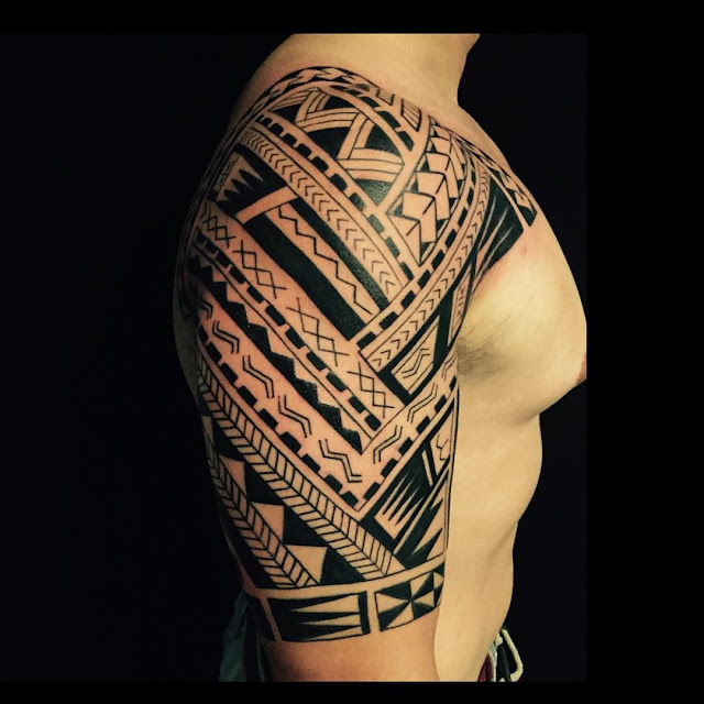 Tatuagem maori encobrindo ombro e braço. Tatuagem maori encobrindo ombro e braço.