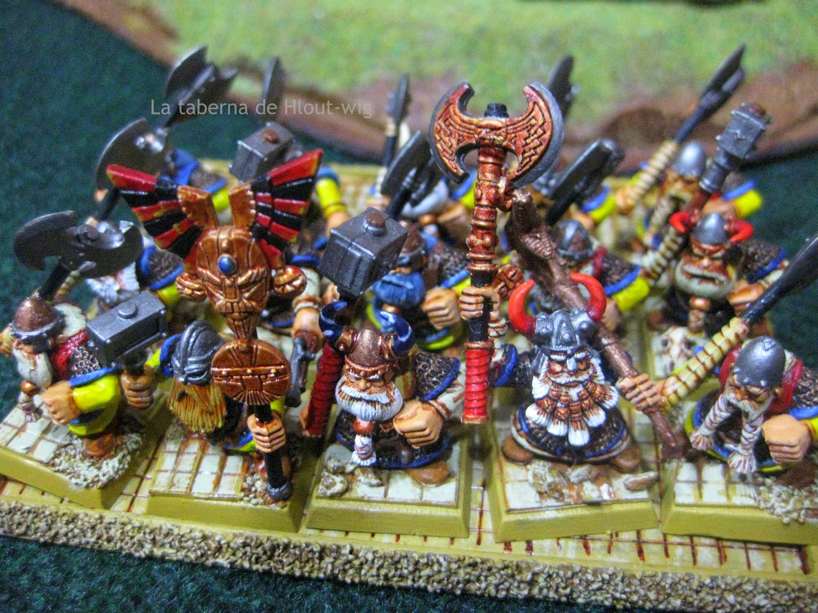 guerreros del clan con armas a dos manos