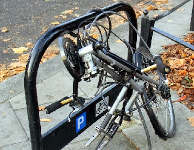 Bicicleta eléctrica encadenada sin rueda