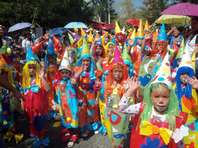 Desfile infantil de carnaval fue un derroche de ternura y color