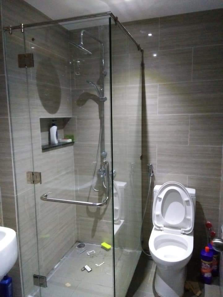 Vách cửa kính cường lực nhà vệ sinh WC