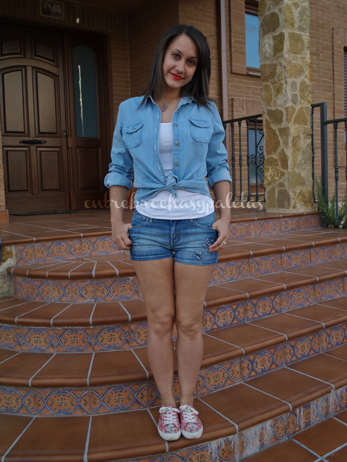 Denim y zapatillas de flores | Outfit - Entre brochas y paletas | Blog de  belleza