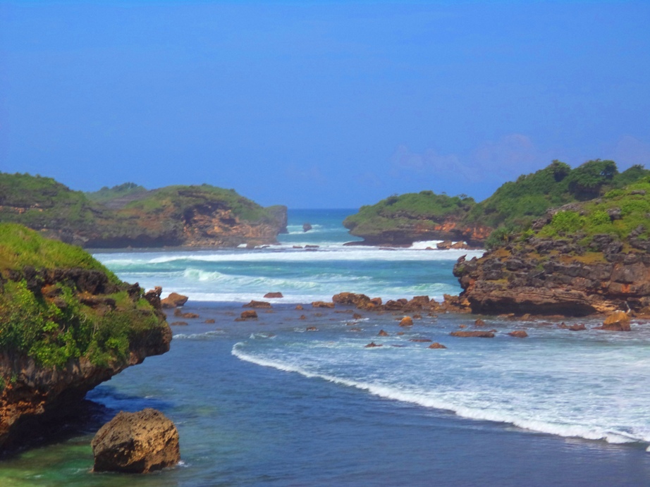 Pantai Watu Karung Idola Peselancar Dunia - EMAKMBOLANG
