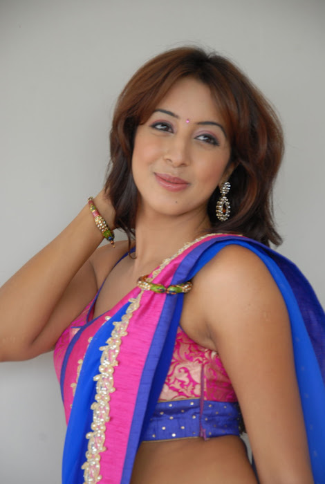 sanjana bare back in saree unseen pics