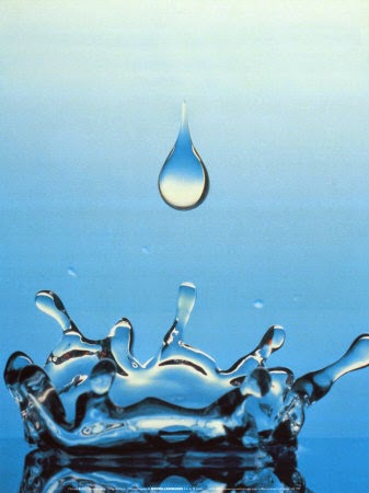  قطرة ماء بخلفية زرقاء