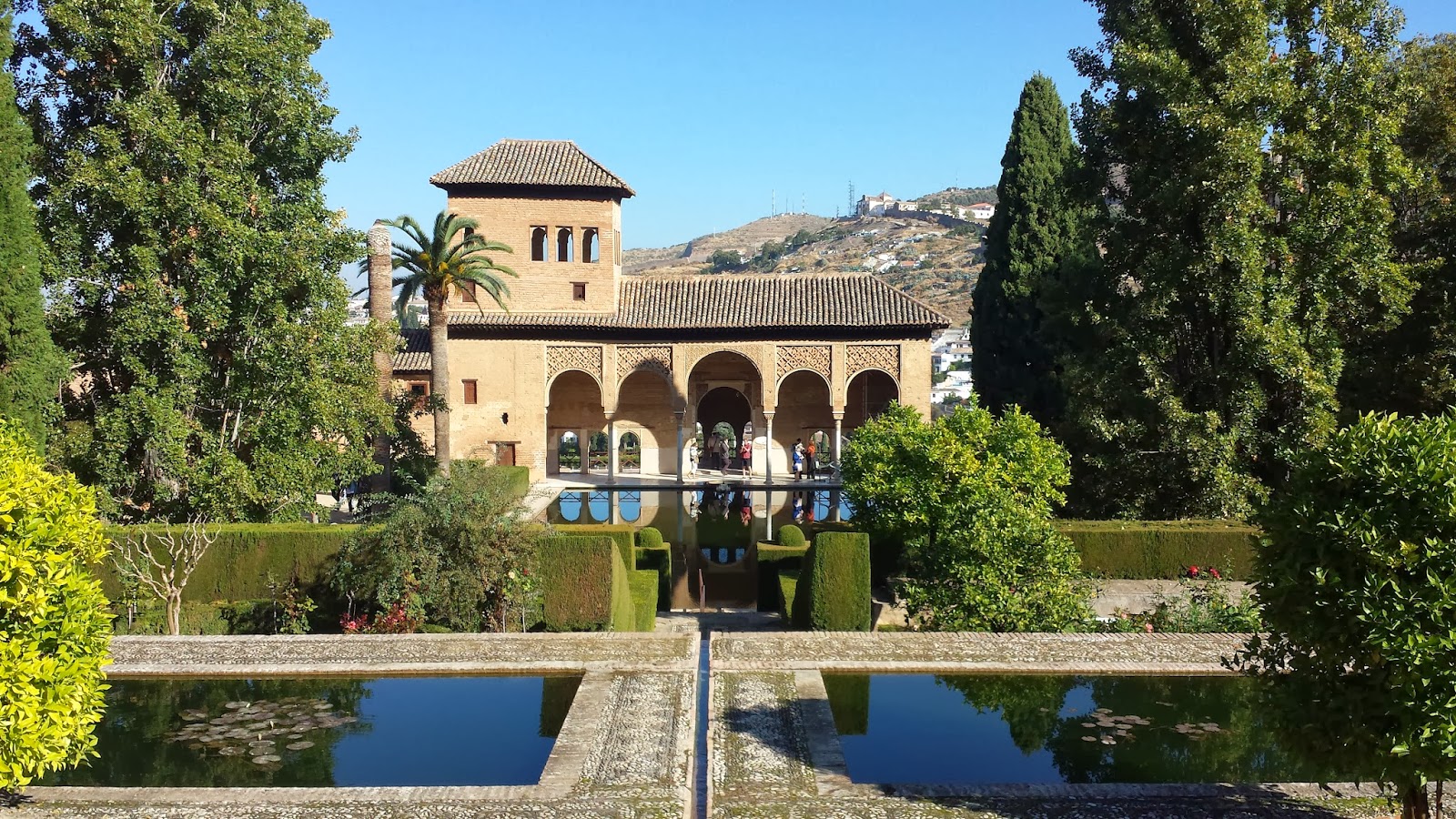 Los jardines del Partal y Torre de las Damas. Un paseo único en la ciudad de Granada. 