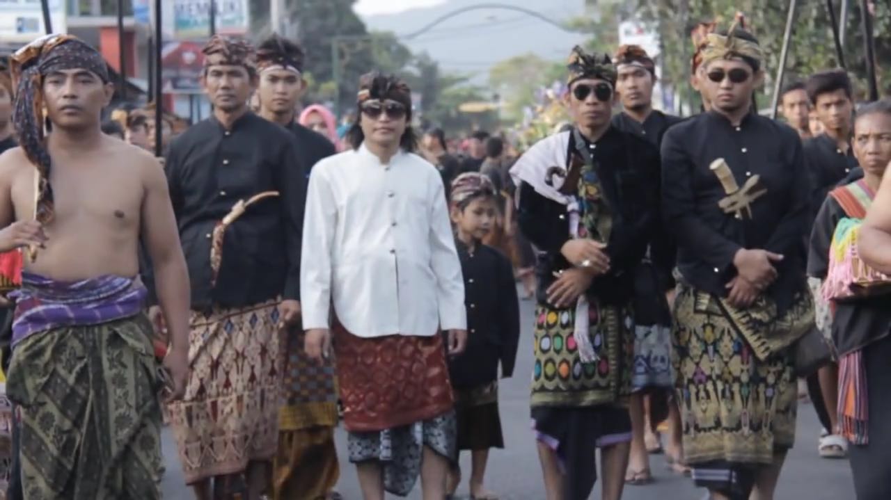 " SANGGAR NUSANTARA DOT " sewa baju adat lombok bimantb di