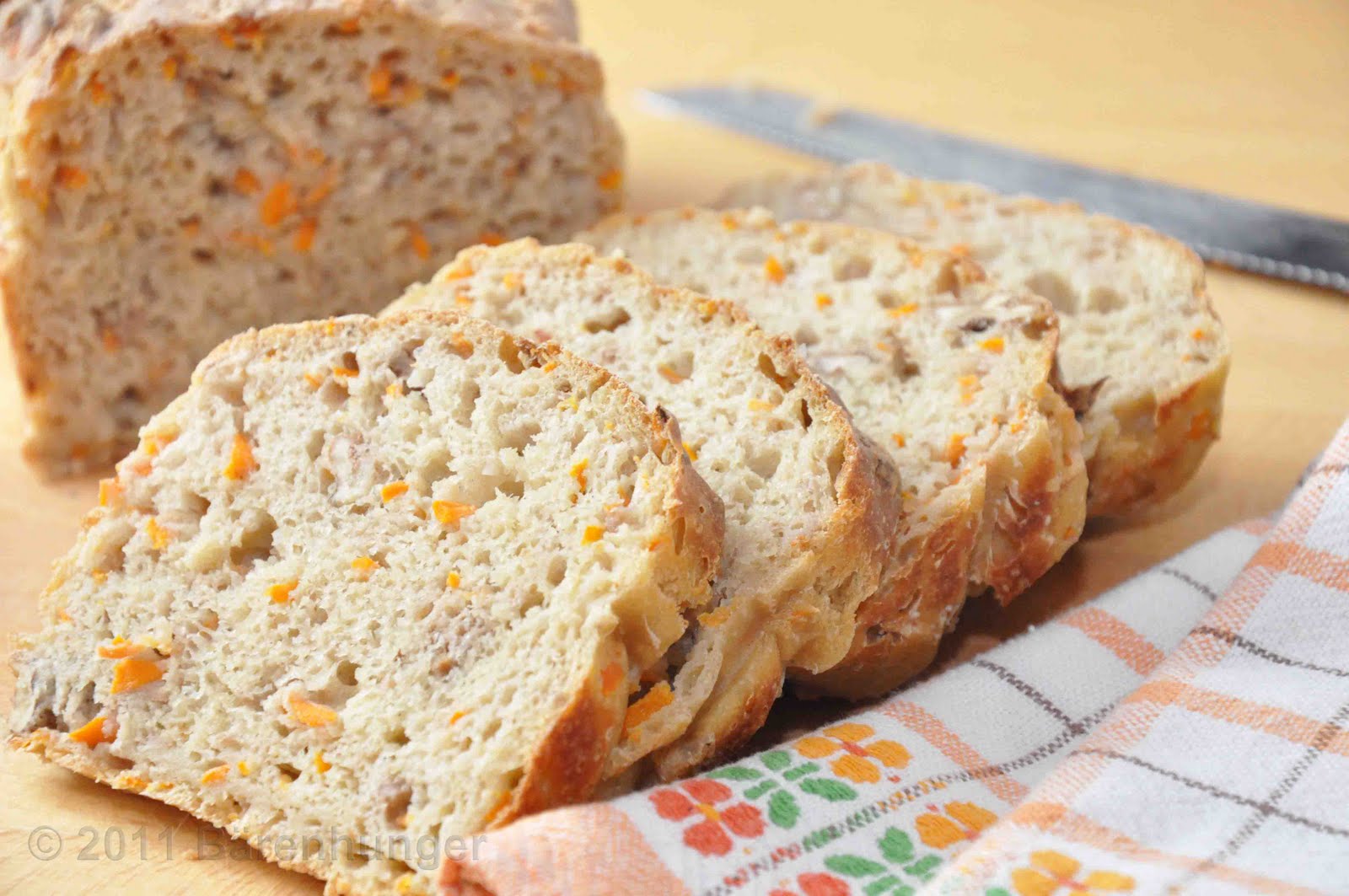Bärenhunger: Buttermilch Brot mit Karotten und Walnüssen